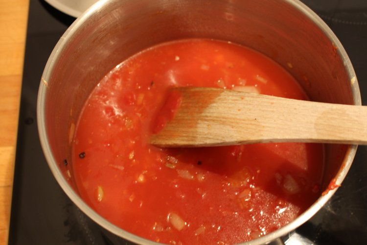 Schnelle Tomatensoße mit Vollkornspaghetti - Lisa kocht!